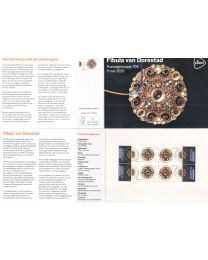 Nederland 2025: NVPH: M704: Postzegelmapje: Fibula van Dorestad. 2025
